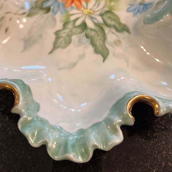 Beautiful Vintage Hand Painted Plate with Ruffled edges and Gold Trim - Picture 6 of 8